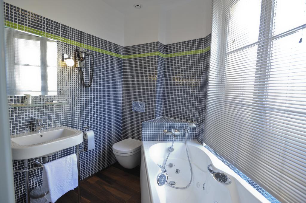 Triple Room with balneo bath and City View